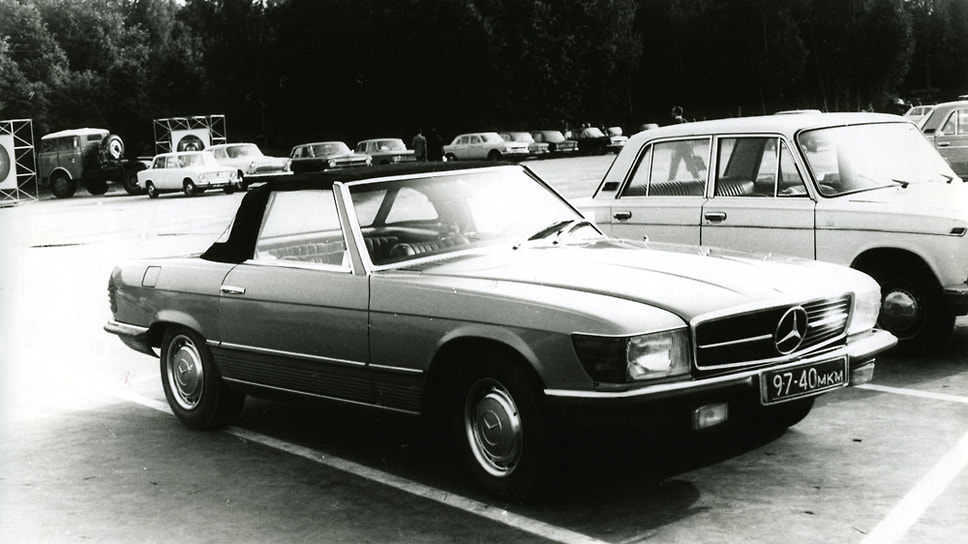 «Мерседес» Виктора Луи на парковке в Сокольниках в августе 1975 года, когда проходила выставка «Связь»