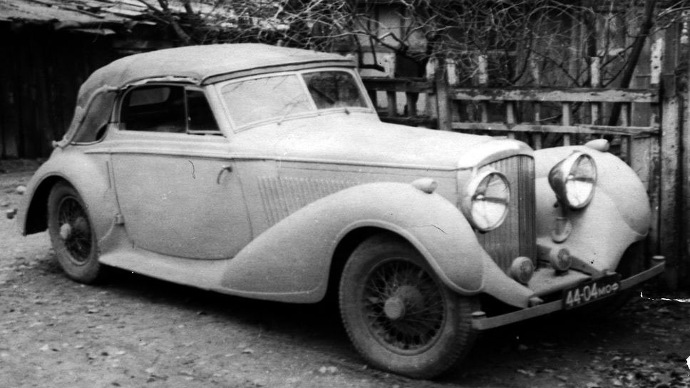В 1976 году Виктор Луи приобрел свой первый старинный автомобиль — кабриолет Bentley 4&amp;frac12; Litre с кузовом работы немецкого ателье Erdmann &amp; Rossi. Уникальный автомобиль долгое время обитал в Сокольниках, потом его владелец умер, а наследник выменял «Бентли» на новенький «Москвич», который Луи купил в магазине «Внешпосылторга» за 800 инвалютных рублей. На фото Bentley 4&amp;frac12; Litre в 1964 году еще при предыдущем владельце