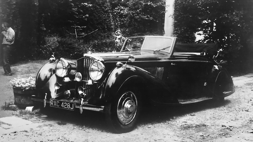 Первоначально Луи хотел отреставрировать Bentley 4&amp;frac12; Litre на ЗИЛе, где ранее воссоздали Rolls-Royce Ленина, но затея оказалась хлопотной и затратной, поэтому кабриолет отправили на реставрацию в Великобританию. Через год автомобиль вернулся в СССР в первозданном виде. Снимок сделан на даче в Баковке