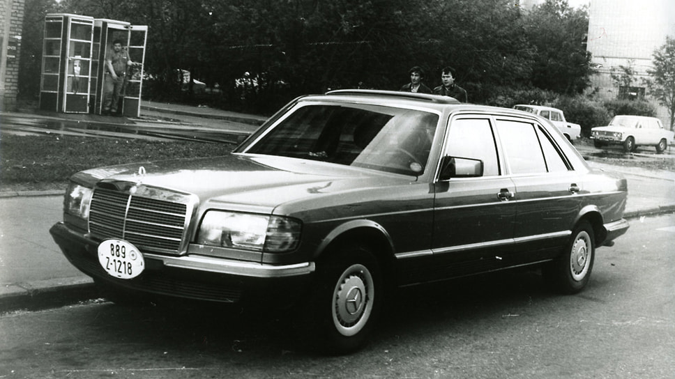 В 1980 году Виктор Луи приобрел в Германии Mercedes-Benz W126 c пятилитровым мотором. На автомобиле — транзитный номер ФРГ
