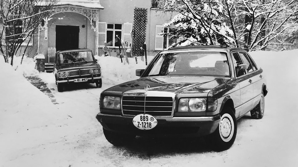 Зима в Баковке, 1981 год. На заднем плане — ВАЗ-2103, которым пользовалась Дженифер Стейтем Маргарет и который считала отличным автомобилем. К тому времени у семейства было уже несколько машин, а сам Виктор шутил: «У меня их больше, чем у Брежнева»