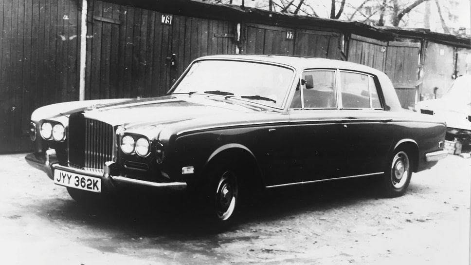 Современный Bentley T-series 1976 года выпуска был приобретен подержанным в 1983 году и привезен из Лондона в Москву. Автомобиль сфотографирован в гаражах на Большой Академической улице, где трудился Юрий Алехин, занимавшийся ремонтом и перепродажей старинных автомобилей. Очевидно, Луи приехал осматривать какой-то раритет на предмет покупки
