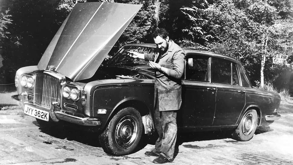 Техобслуживанием автомобилей Виктора Луи занимался личный водитель. Сначала это был Алексей Зиновьев, а после его смерти — новый шофер по имени Евгений, изображенный на фото в момент проверки уровня масла
