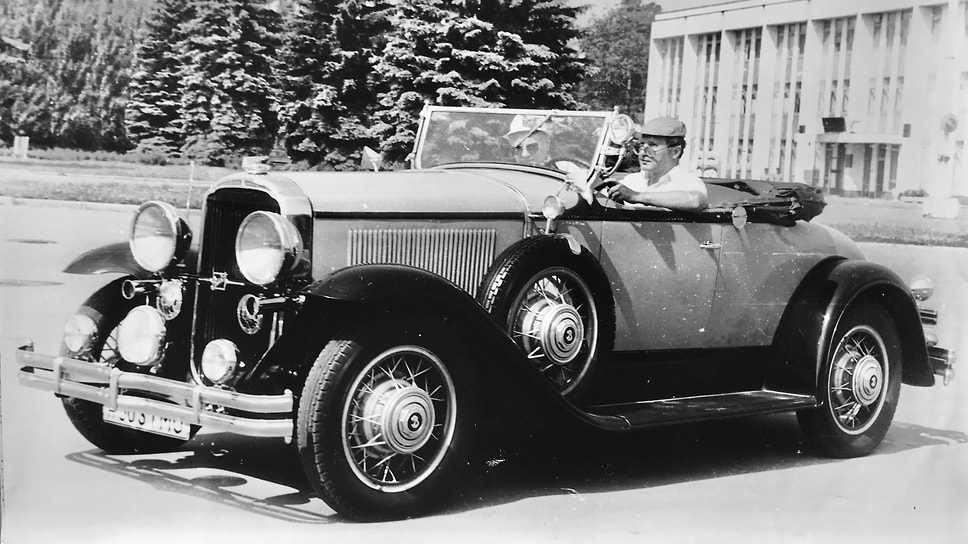 Вместо сгоревшего кабриолета Bentley 4&amp;frac12; Litre Виктор Луи поначалу приобрел пульман-лимузин Mercedes-Benz 320, но это было «не то». Луи мечтал купить у московского адвоката Михаила Стацевича его родстер Buick Model 44, но тот не соглашался, хотя предложение доходило до 35 тысяч рублей — астрономическая сумма для 80-х годов