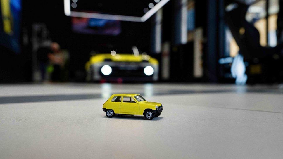 В Италии состоялась премьера спортивного электрокара Renault 5 Turbo 3e — на втором плане фото