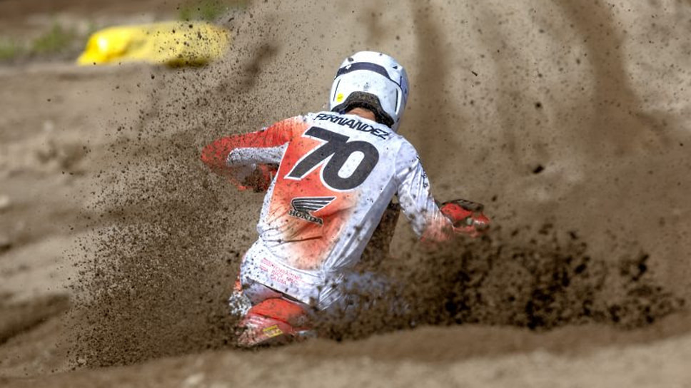 Один из эпизодов этапа Чемпионата мира по мотокроссу MX2, прошедшему на песчаной трассе в Финляндии