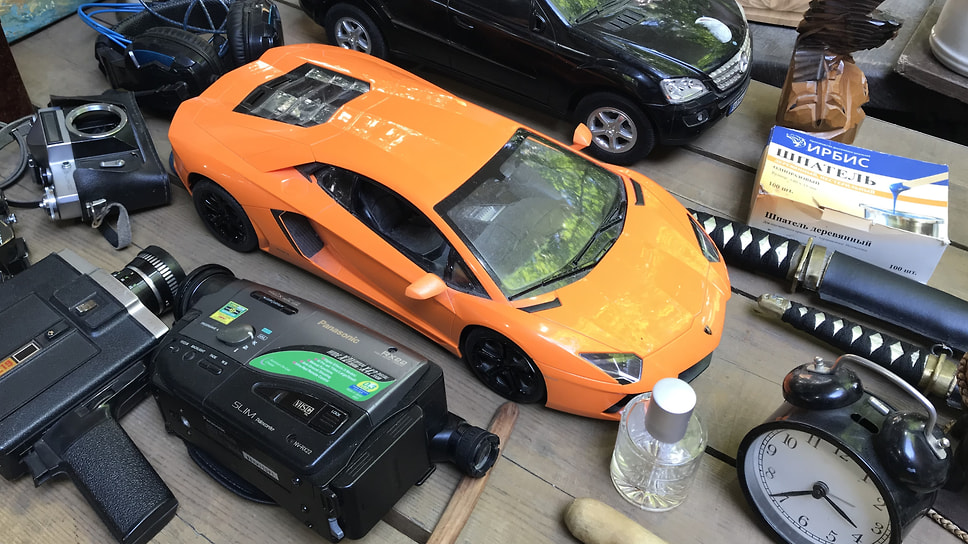 В Москве можно запросто купить Lamborghini на барахолке. Вот, пожалуйста, стоит среди будильников, пленочных фотоаппаратов, видеокамер и прочих предметов прошлого