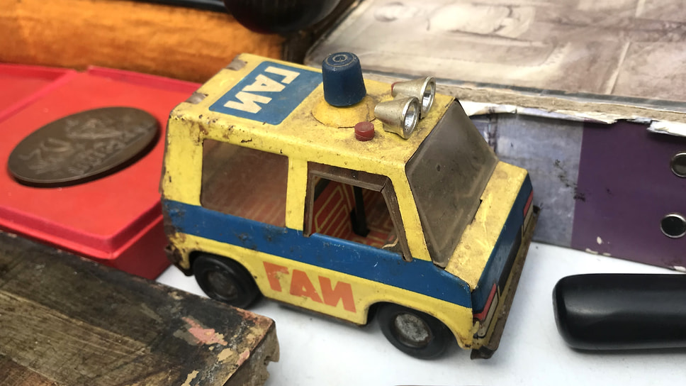 Еще одна игрушка из СССР — автомобиль ГАИ, к сожалению, в довольно плачевном состоянии. Впрочем, в этом тоже есть свой шарм