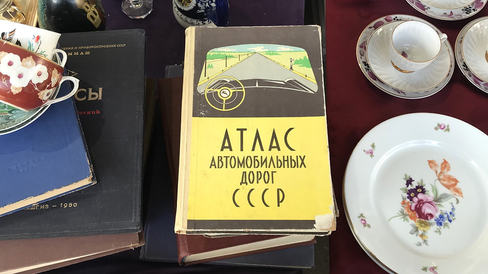«Атлас автомобильных дорог СССР» с рисунком «Волги» ГАЗ-21 на обложке. Такой массовой и бесплатной рекламе автомобилей Горьковского автозавода позавидовали бы в любой иностранной компании