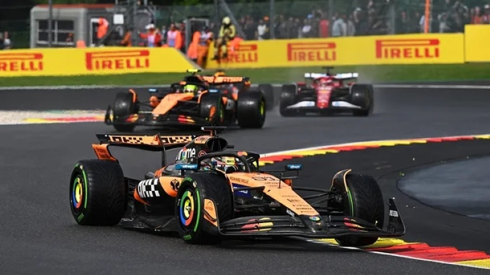 Два оранжевых болида McLaren и Ferrari Шарля Леклера