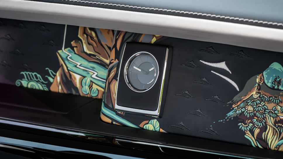 Компания Rolls-Royce представила три автомобиля, персонализацией которых в китайском стиле пещерной живописи занималось придворное ателье Bespoke