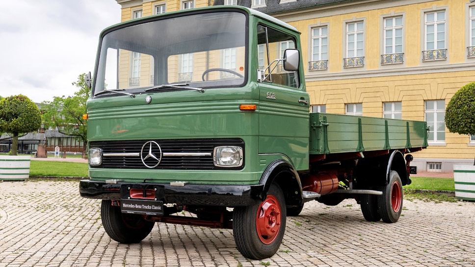 Марка Mercedes-Benz отмечает 60-летие своего завода в городе Верт-на-Рейне. Первой продукцией предприятия стал грузовик LP 608