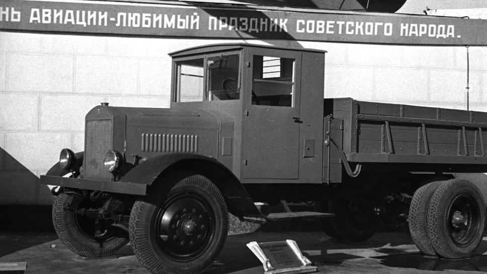 Четырехтонный самосвал ЯС-3 на базе грузового автомобиля ЯГ-6 — непременный участник всех строек социализма той поры