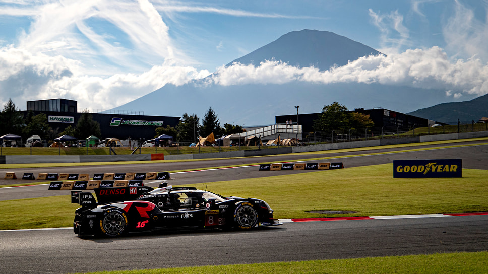 Спортивный прототип команды Toyota Gazoo Racing во время гонки «6 часов Фудзи», одного из этапов Чемпионата мира по гонкам на выносливость (WEC). На трибунах трассы «Фудзи Спидвей» за соревнованием наблюдало более 65 тыс. зрителей