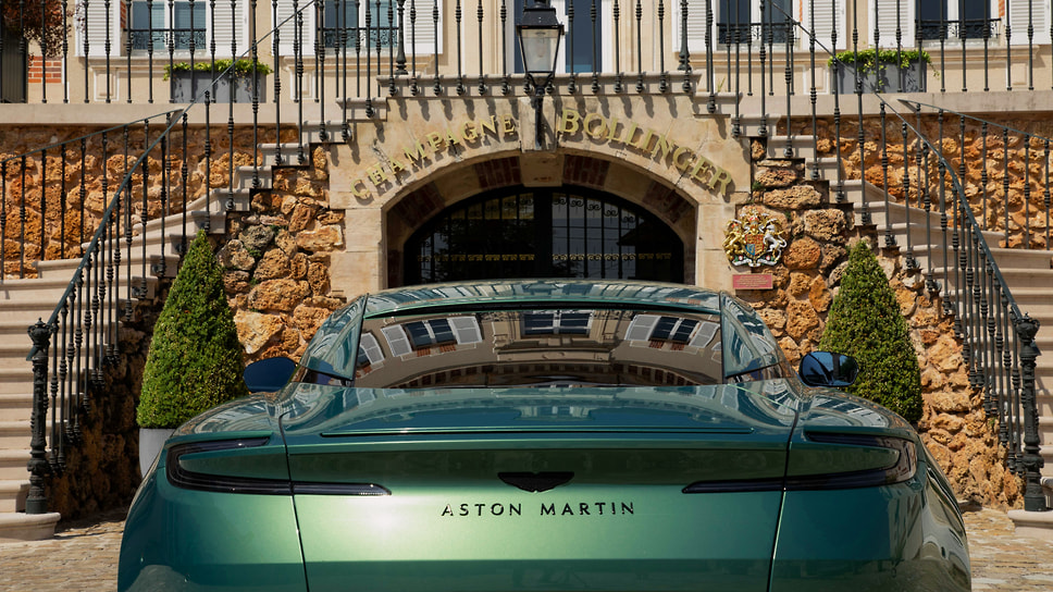 Французский дом шампанских вин Bollinger стал официальным партнером Aston Martin. У компаний немало общего. Скажем, обе имеют право поставок продукции британскому королевскому двору. Кроме того, в ранних частях «бондианы» агента 007 часто можно было увидеть с бокалом Bollinger