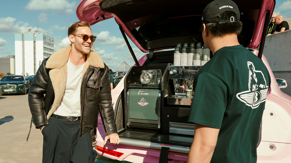 Кроссовер Bentley Bentayga, переоборудованный специалистами Mulliner в передвижную кофейню датской сети Joe &amp; The Juice. Автомобиль можно будет увидеть на различных культурных, дизайнерских и лайфстайл мероприятиях по всему миру