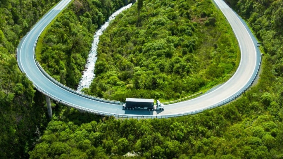 Грузовой автомобиль на дороге в Новой Зеландии