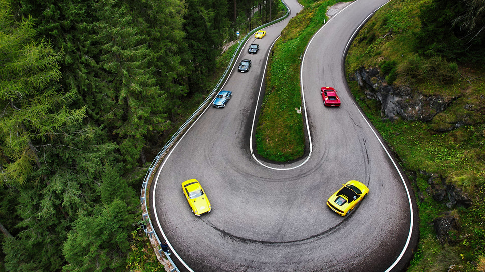 Кавалькада автомобилей марки Ferrari на серпантине в Южном Тироле