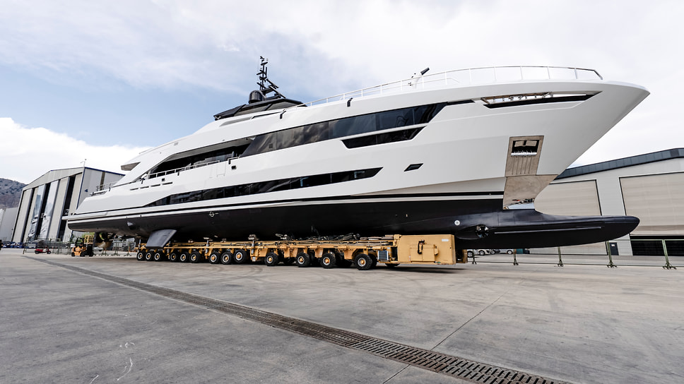 12-осный тягач буксирует только что построенную 43-метровую яхту на верфи Alia Yachts в Анталии. Покупатель — американец из Флориды