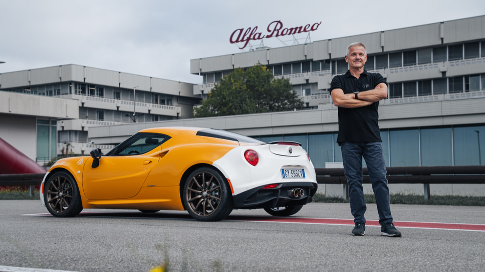 Никола Ларини, автогонщик, в прошлом пилот Формулы 1, возле спецверсии Alfa Romeo 4C, выпущенной в его честь