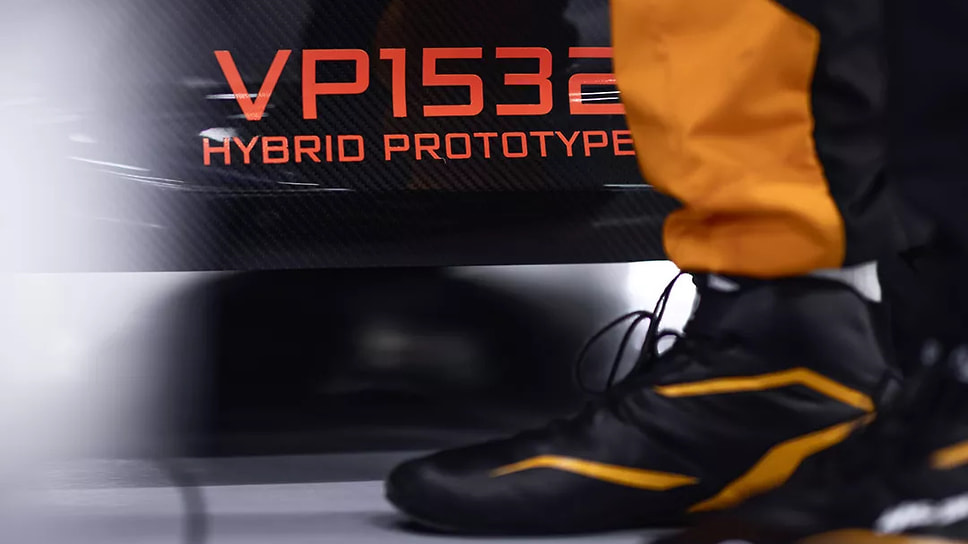 Гиперкар McLaren W1 продолжают тестировать на гоночной трассе в Сильверстоуне