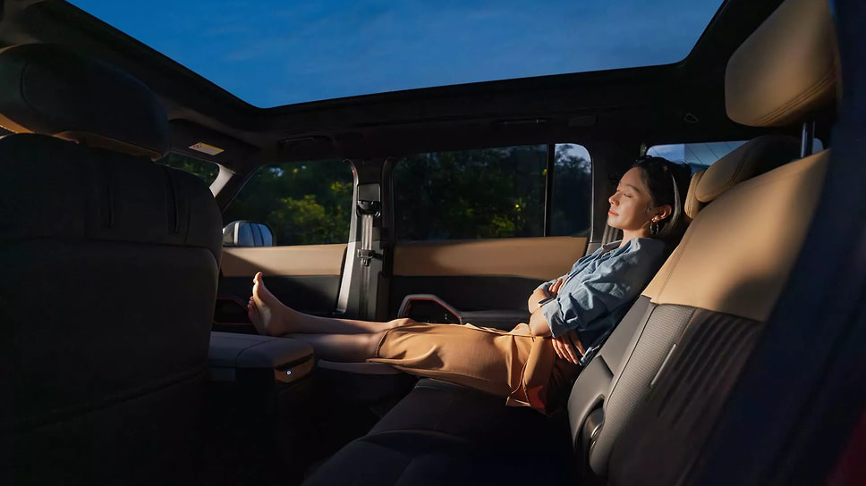 Компания Ford начала прием заказов в Китае на новую модификацию кроссовера Bronco, разработанную специально для местного рынка. Одной из главных особенностей кроссовера является стеклянная крыша, которая откидывается вверх на 360 мм для увеличения внутреннего пространства над пассажирским вторым рядом