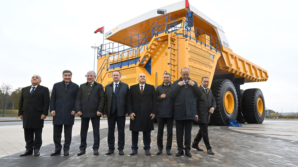 Премьер-министр Азербайджана Али Асадов, премьер-министр Казахстана Олжас Бектенов, премьер-министр Киргизии и руководитель Администрации президента Киргизии Адылбек Касымалиев, премьер-министр Беларуси Александр Турчин, председатель правительства России Михаил Мишустин, премьер-министр Таджикистана Кохир Расулзода, премьер-министр Узбекистана Абдулла Арипов и вице-премьер Туркменистана Ходжамырат Гельдимырадов на фоне полноприводного двухосного карьерного самосвала БелАЗ-75710 мощностью 4600 л.с. во время посещения выставки «Иннопром. Беларусь»