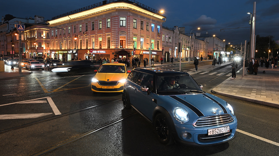 Дорожное движение в Москве на Мясницкой улице возле дома, в котором во времена Есенина была пивная, откуда его забирала милиция
