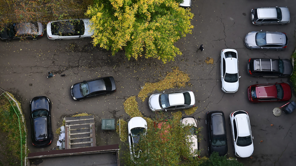 Парковка во дворе дома в Красноярске