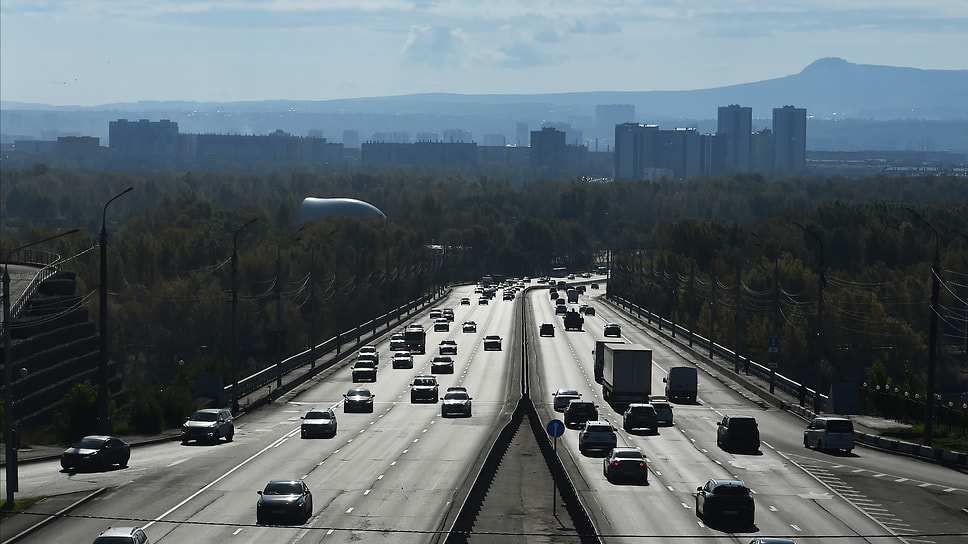 Дорожное движение на автомобильной трассе в Красноярском крае