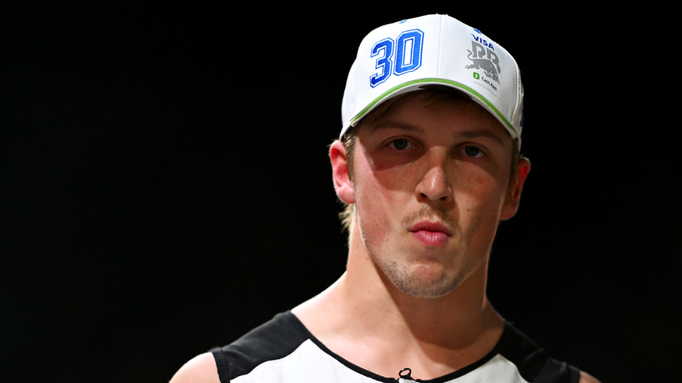 Сосредоточенный Лиам Лоусон из Racing Bulls