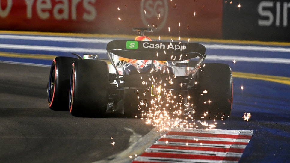 Машина Racing Bulls высекает из асфальта искры после атаки поребрика