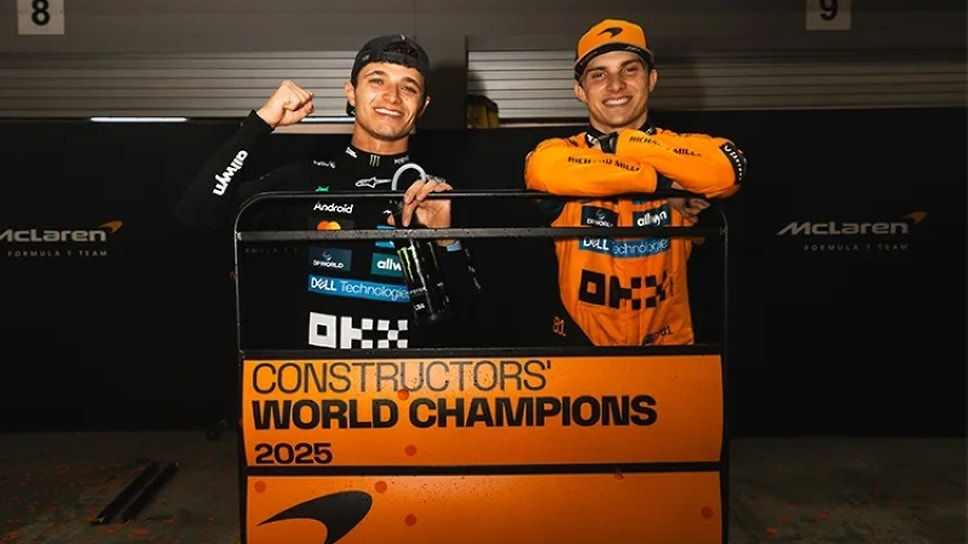 По случаю завоевания McLaren Кубка конструкторов Норрис и Пиастри (слева направо) снялись вместе. Но сначала Пиастри на групповом фото команды в Сингапуре не появился. Соперничающие за титул чемпиона мира, наконец, поссорились? Этот сюжет занимает всю мировую автоспортивную прессу