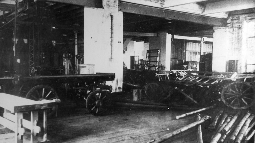 Авторемонтный кузовной завод, он же «Аремкуз», ведет свою историю с 1920 года, когда на 5-й улице Ямского Поля был основан Гужепроизводственный завод МКХ (Московского коммунального хозяйства), занимавшийся изготовлением телег, саней, колес, мусорных ящиков и прочего инвентаря. В 1927 году завод переехал на Кожевническую улицу, чтобы начать выпуск автобусных кузовов, хотя первое время продолжал выпускать прежнюю продукцию. В тот период он еще назывался Автокузовные и обозные мастерские треста московских транспортных предприятий