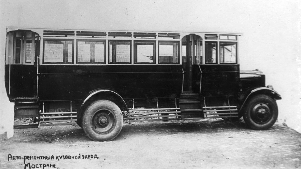 Автобус «типа Лейланд» работы «Аремкуза» на шасси Я-6 – специального автобусного шасси с удлиненной колесной базой, которое выпускалось на Ярославском государственном автомобильном заводе