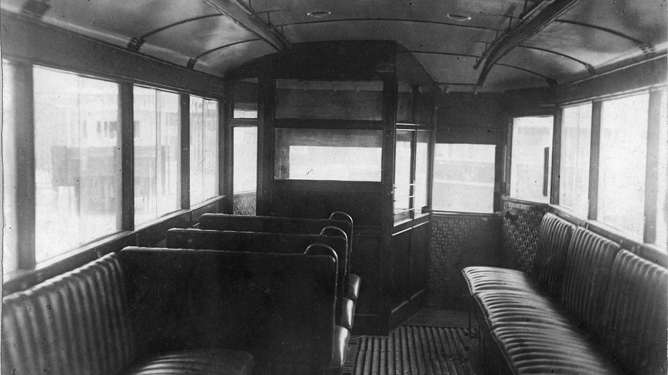 Автобус ЗИС-8 был рассчитан на 21 пассажира при общей вместимости 29 человек