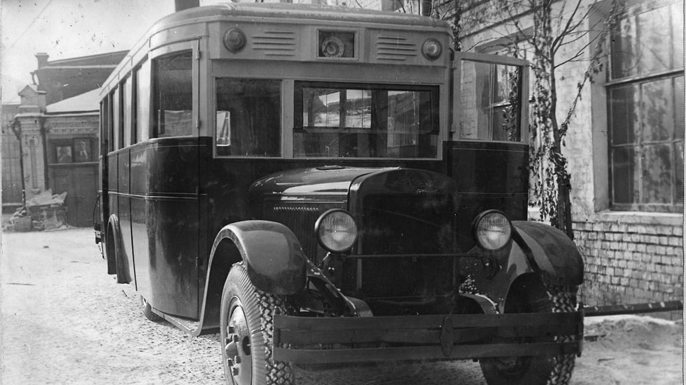 «Аремкуз» строил автобусы ЗИС-8 с 1934 по 1941 год и после войны, а также занимался их ремонтом. Легендарный «Фердинанд» из фильма «Место встречи изменить нельзя» изготовлен на «Аремкузе». На фото – автобус ЗИС-8 во дворе завода  