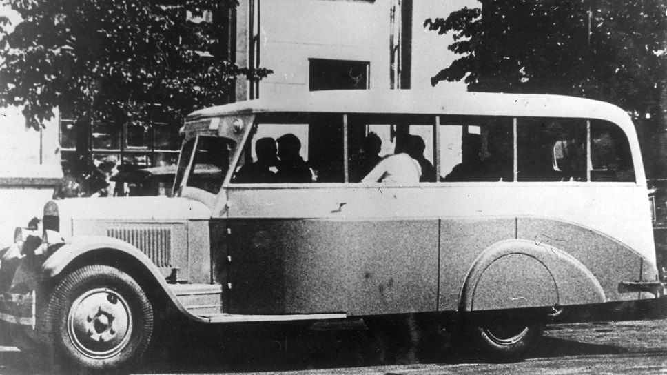 В 1936 году «Аремкуз» изготовил несколько открытых туристических автобусов на базе грузовика ЗИС-5. Автобусы получили изящные кузова, окрашенные в два цвета