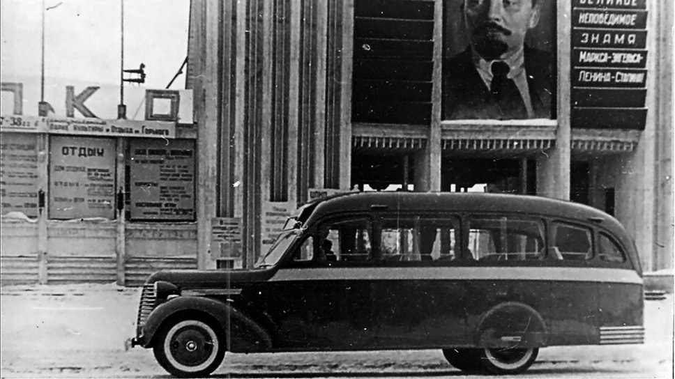 К концу 30-х годов в моду вошли кузова обтекаемых форм, поэтому помимо угловатых ЗИС-8 на «Аремкузе» делали и такие модные автобусы, как этот образца 1940 года
