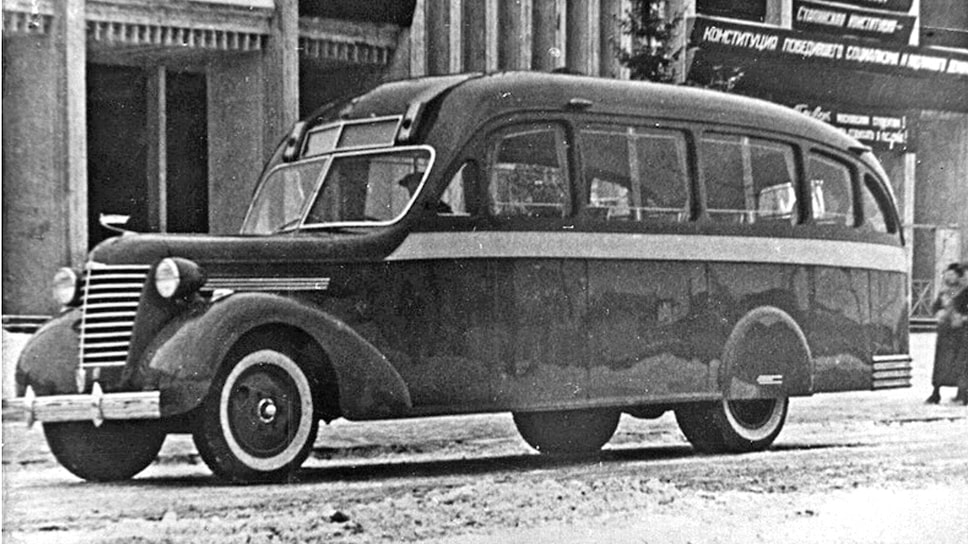 Этот автобус марки «Аремкуз», а она тогда уже значилась на облицовке радиатора, может считаться одним из самых красивых довоенных автобусов в СССР. В этом с московским «Аремкузом» могли соревноваться только ленинградские автобусы АТУЛ