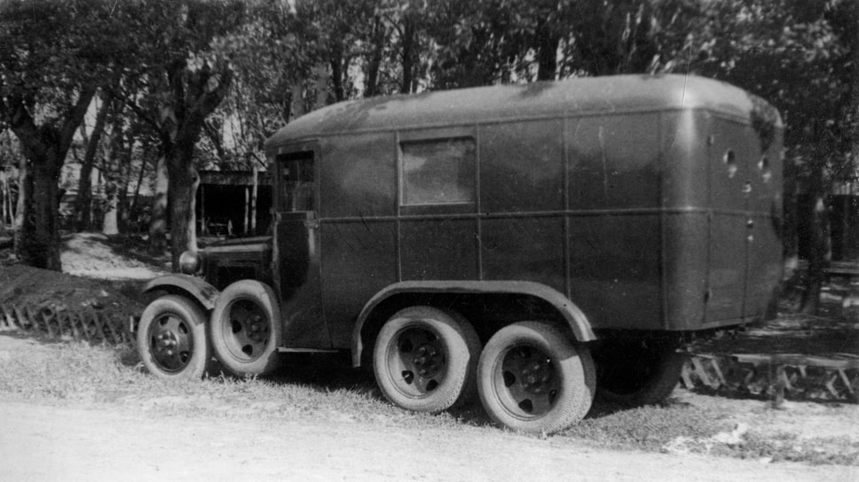 АР – автомобиль с рентгеновской установкой на шасси ЗИС-6. Завод «Аремкуз» сделал 101 кузов, а медицинское оборудование поставлял московский «Рентгензавод»