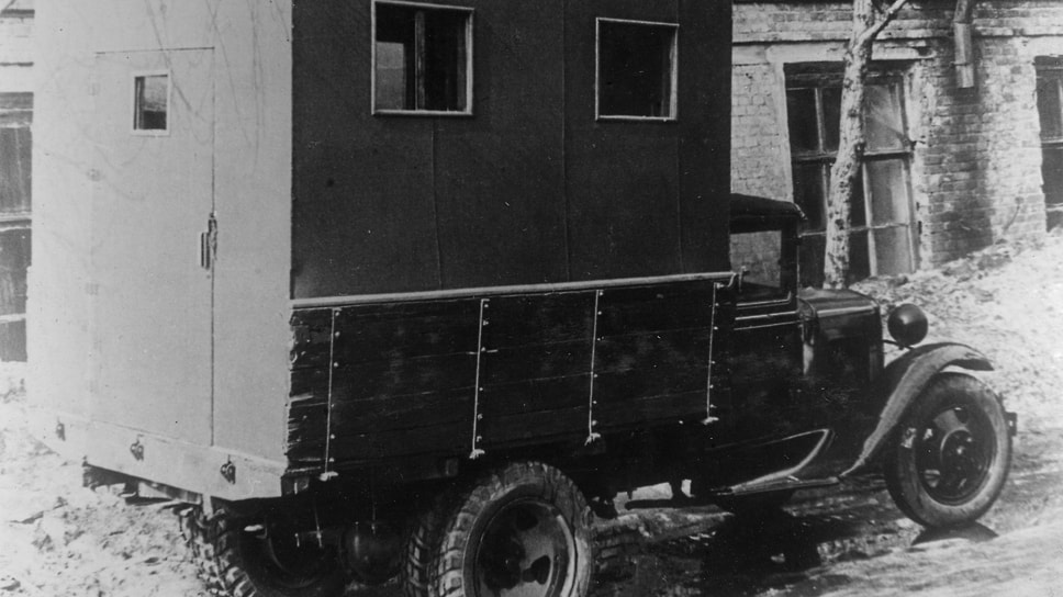 Во время войны «Аремкуз» выпускал для армии и передвижные автомастерские на шасси ГАЗ-АА