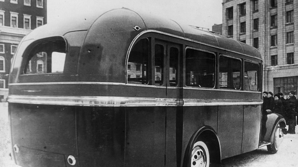 В 1947 году «Аремкуз» представил АКЗ-1 – обтекаемый автобусный кузов на шасси ЗИС-8. Автобус выглядел красиво и солидно – двухцветная окраска, хромированные молдинги и колпаки колес