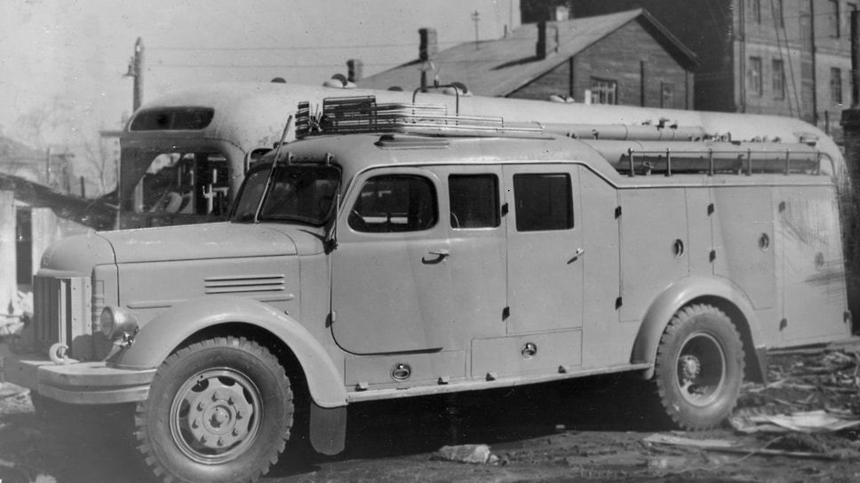 В начале 50-х годов «Аремкуз» начал выпускать пожарные насосы и пожарные цистерны на шасси грузовиков ЗИС-150 и ЗИС-151, получившие обозначение АКЗ-11, АКЗ-12 и АКЗ-13. На снимке – АКЗ-11 на шасси ЗИС-150 во дворе завода