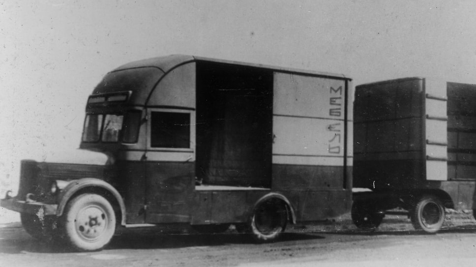 Среди самых разных автобусов и фургонов выделяется автопоезд для перевозки мебели, построенный в 1954 году