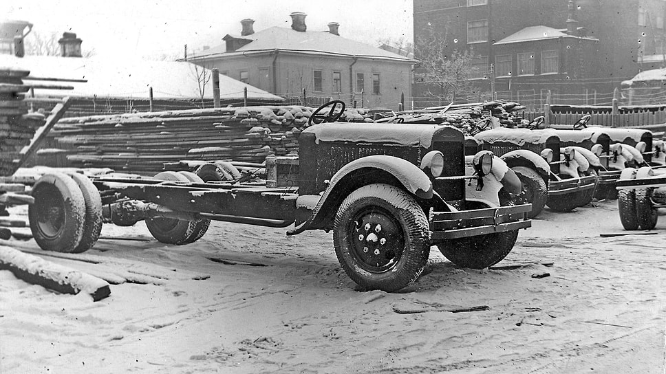 Шасси ЗИС-8 во дворе завода в ожидании установки автобусных кузовов