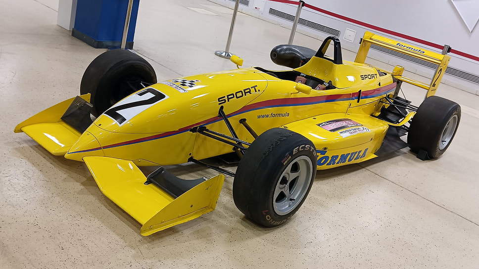 Лот №3 — самый экзотический. Dallara F397 (1997 г.). Итальянский болид Формулы-3 для национальных первенств. Оснащен двухлитровым фиатовским 240-сильным мотором и 6-ступенчатой секвентальной трансмиссией