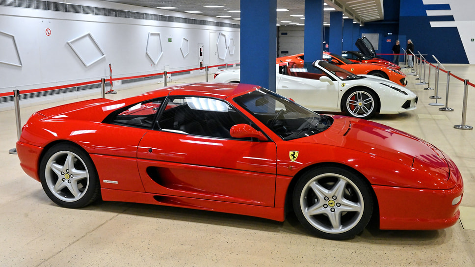 Лот №30. Ferrari 355 F1 GTS (1998 г.). Занимает почетное место среди красивейших спорткаров мира. Образец с 380-сильным двигателем V8 3.5 — из партии в 529 машин с роботизированной коробкой F1. Кузов типа тарга со сдвижной крышей. Пробег — 58 тыс. км