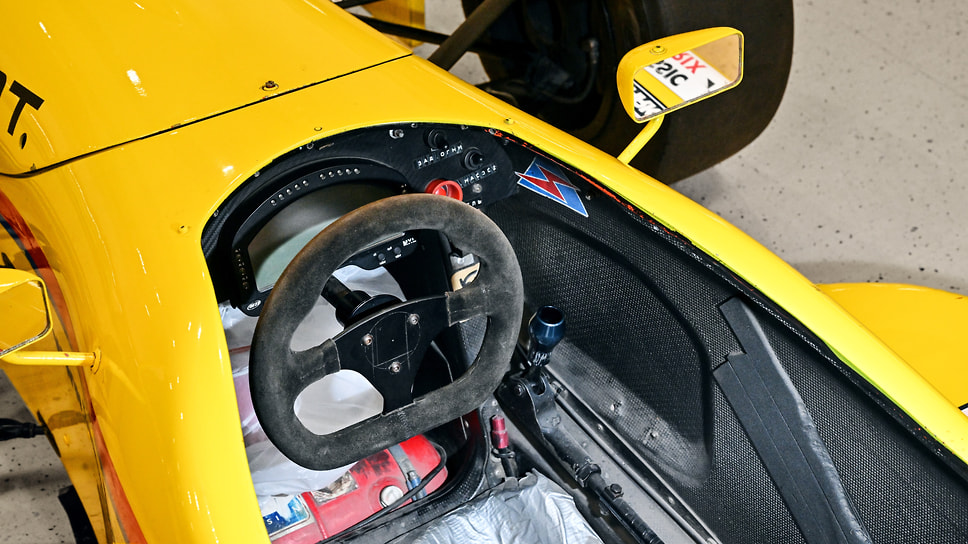 Лот №3. Dallara F397 (1997 г.). В этом карбоновом монококе пилотировали такие знаменитости как Альберто Педемонте, Виктор Маслов и Михаил Алешин. Машина выступала за команды Lukoil Racing и Formula Z Москва