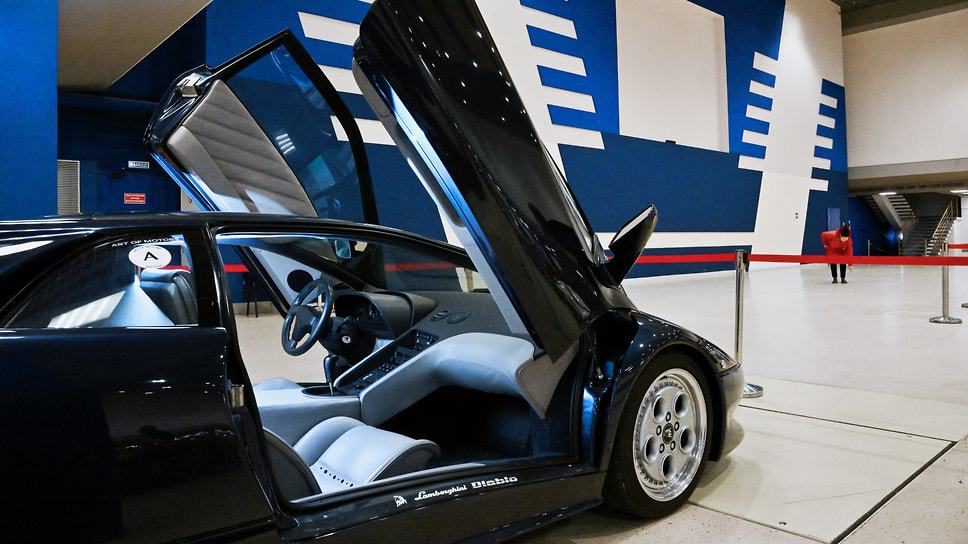 Лот №34 — из самых дорогих. Lamborghini Diablo VT (1994 г.). Суперкар привезен в этом году из Японии после косметического обновления салона. Заявлено безупречное техническое состояние при пробеге в 50 тыс. км 